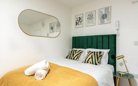 Exquisite Cardiff Apartments- With Garden Lounge & Games Room